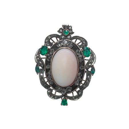 Ciondolo in oro a basso titolo e argento con corallo rosa centrale, brillanti taglio antico e smeraldi