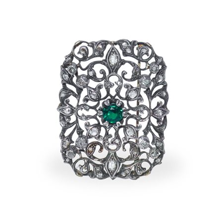 Spilla in oro e argento, con diamanti taglio brillante varie forme e pietra centrale