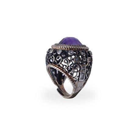 Anello in argento 925 con pietra viola centrale e decorazione laterale a ghirigori