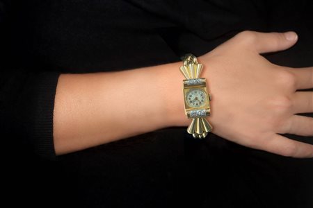 Orologio da donna in oro con diamanti taglio brillante. Maglia a bracciale