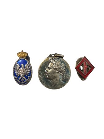  
Lotto composto da due distintivi e una medaglia 
 