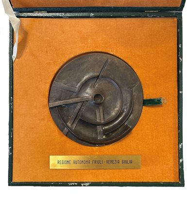 Luciano Ceschia (1926 - 1991) 
Medaglia commemorativa per la regione Friuli-Venezia Giulia 
Basso rilievo in bronzo diametro 14,4 cm