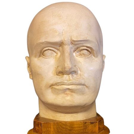  
Mussolini, Benito - Busto 
 