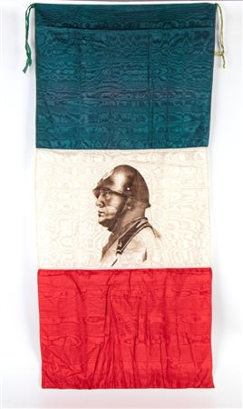  
Stendardo tricolore con immagine di Mussolini 
raso 55x120 cm