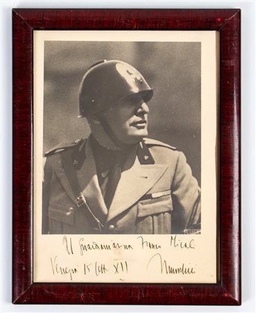  
Mussolini, Benito - Foto con dedica e firma autografa  
 24x33 cm