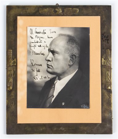  
Mussolini, Benito - Foto con dedica e firma autografa  
 33x41 cm