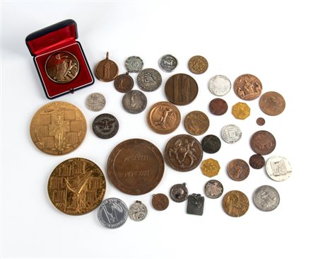  
Lotto di 37 medaglie a modulo Varie 
 