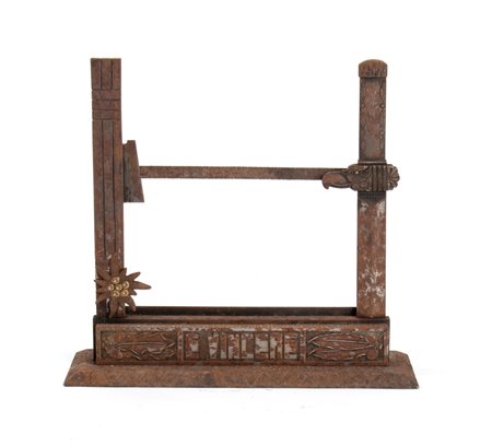  
Toglifango in ferro battuto con simbologie del ventennio prima metà XX sec.
 