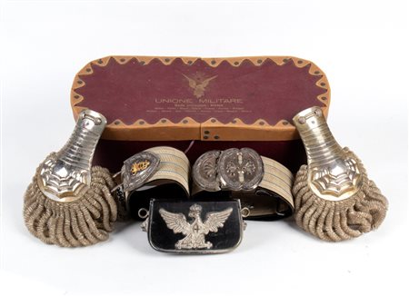  
Bandoliera e spalline per alta uniforme da colonnello prima metà XX sec.
 