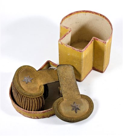  
Regno della Chiesa, Spallina e mozzetta da ufficiale della guardia Nobile pontificia metà XIX sec.
 