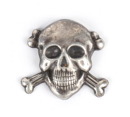  
Raro Teschio in argento dei Moschettieri del Duce prima metà XX sec.
 44x44 mm