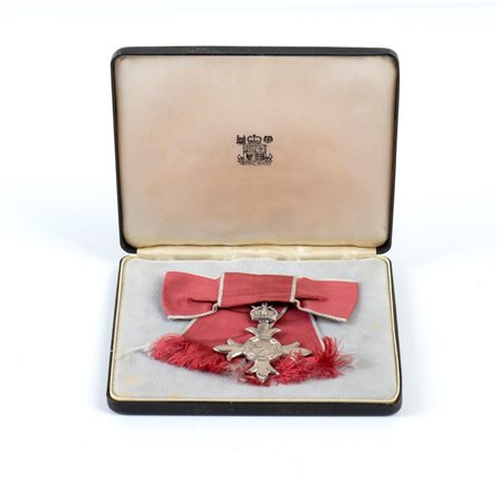  
Regno Unito,  Ordine impero britannico, Medaglia per signora in astuccio prima metà XX sec.
 