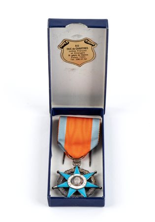  
Francia, Repubblica, Ordine al merito sociale, insegna da cavaliere terzo quarto  XX sec.
 