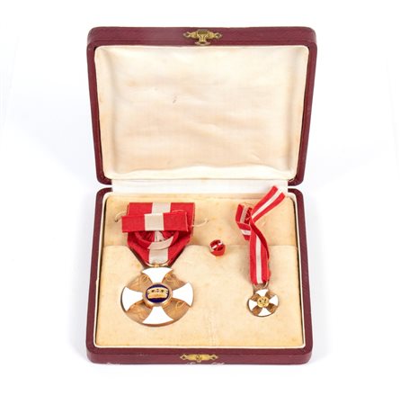  
Ordine della Corona d'Italia, insegna di Cavaliere in astuccio prima metà XX sec.
 