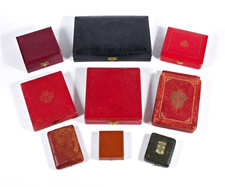  
Lotto di scatole di decorazioni e ordini cavallereschi, dieci pezzi prima metà XX sec.
 