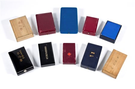  
Lotto di 10 astucci di decorazioni prima metà XX sec.
 