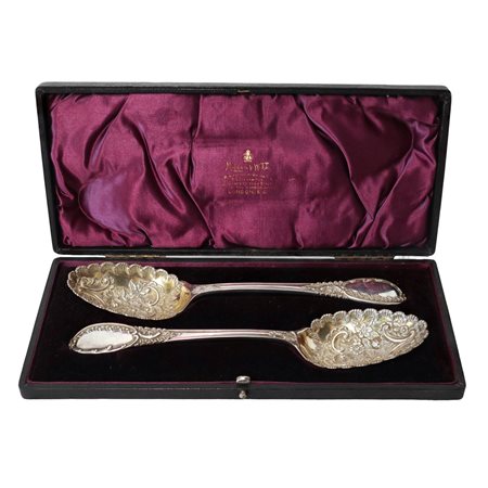 Mappin &  Webb - Coppia di cucchiai da portata vittoriani decorati a sbalzo in sheffield inglese