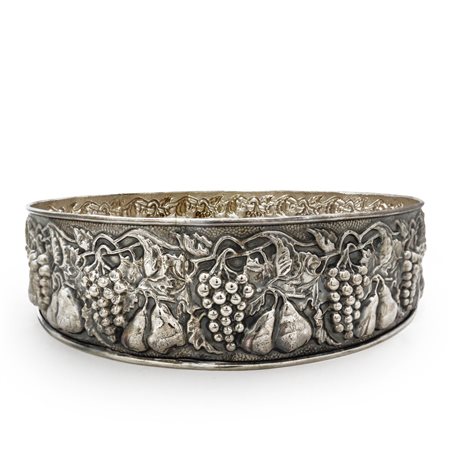 Centrotavola in silver con bordo sbalzato a motivi decorativi con frutti
