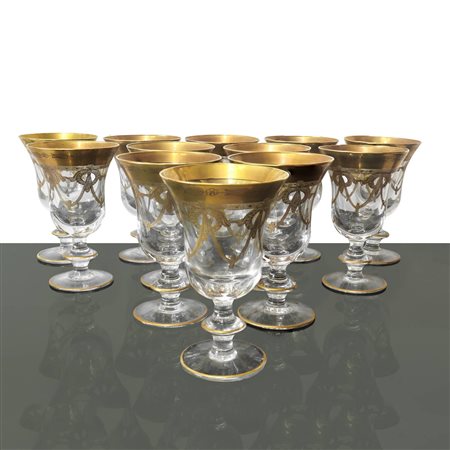 Servizio da 12 di calici da vino in vetro di Murano stile impero con decori a festoni e bordo dorato