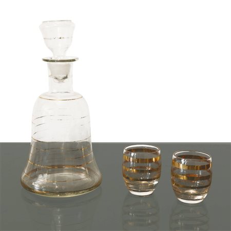 Bottiglia da liquore con perfili dorati con due piccoli bicchieri abbinati