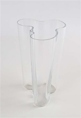 Alvar Aalto Kuortane 1898-Helsinki 1976 Vaso in vetro incolore soffiato di...
