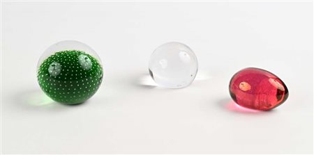 Tre fermacarte diversi in vetro misure diverse rispettivamente a sfera in...