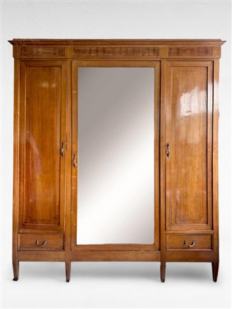 Armadio in legno impiallacciato di rovere