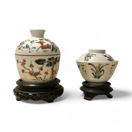 Due tazze con coperchio e base in teak in porcellana policroma cinese