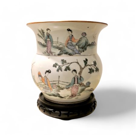 Vaso in porcellana policroma cinese con base in teak