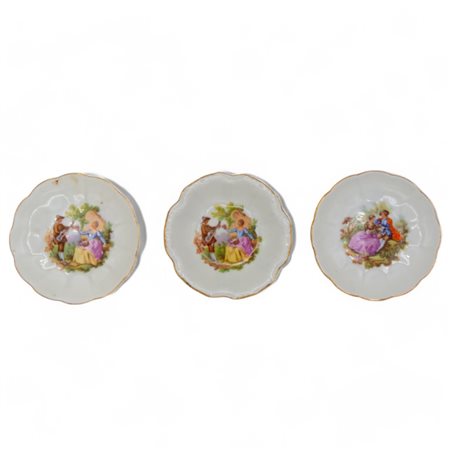 Tre piattini in porcellana decorati con scene in stie Settecento