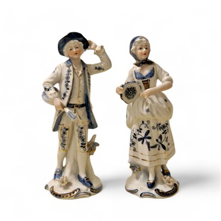 Due statuine in porcellana policroma in stile Capodimonte