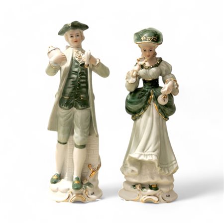 Due statuine in porcellana policroma in stile Capodimonte