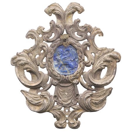 Cornice Antico argento inciso e sbalzato a motivi vegetali con piccolo cammeo...