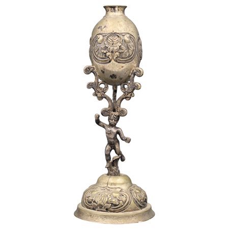 Vaso Antico argento inciso e sbalzato a motivi floreali con putto che...