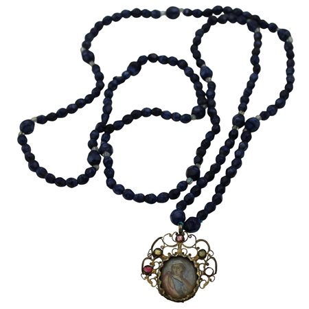 Rosario Lapislazzuli sfaccettati con ciondolo in argento dorato raffigurante...