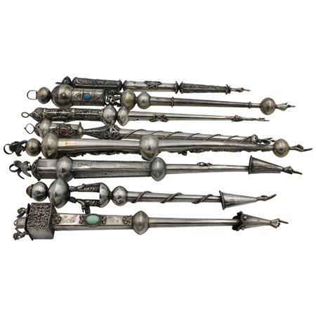 Sedici puntadito Argento sbalzato con finte pietre preziose. Secolo XX. Kg....