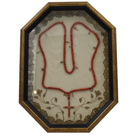 Rosario in corallo Corallo sfaccettato inserito in teca in legno scolpito e...