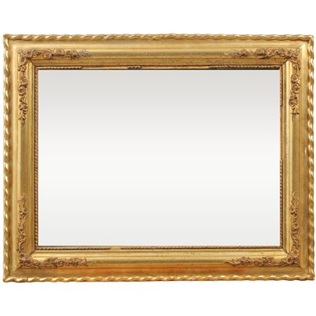 Specchiera Legno dorato e scolpito a motivi floreali a rilievo. Francia....