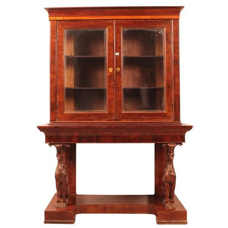 Vetrina a doppio corpo Piuma di mogano con grifoni scolpiti nella parte...