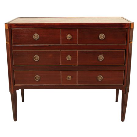 Cassettone a tre cassetti Mogano con perfili in bosso a motivi geometrici....