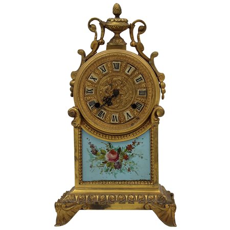 Orologio da tavolo Bronzo dorato con placche in porcellan dipinta a motivi...