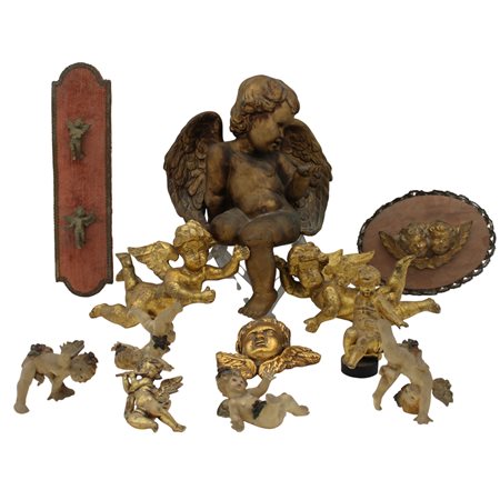 Lotto di putti Porcellana e legno scolpito e dorato. Secolo XX