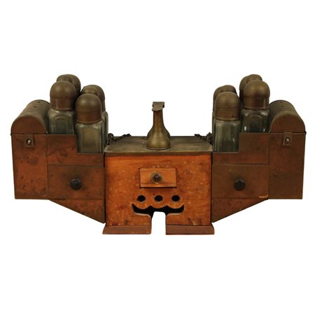 Kit lustrascarpe Metallo e legno. Secolo XX. Cm 54,5x14 h 30