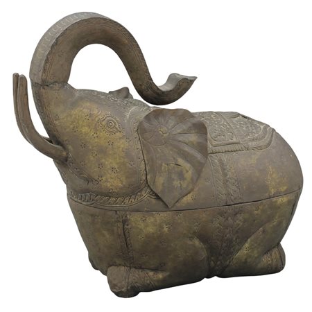 Scatola a forma di elefante Rame. Manifattura orientale. Secolo XX. Cm h 33