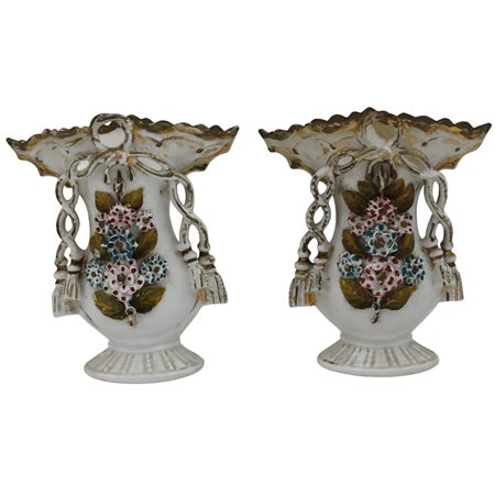 Coppia vasi Antica porcellana decorata a motivi floreali rilievo policromi su...