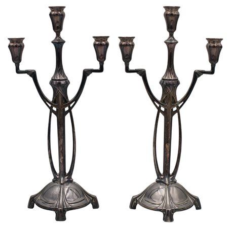 Coppia candelabri a tre fiamme Metallo argentato. Epoca liberty. Cm h 46,5