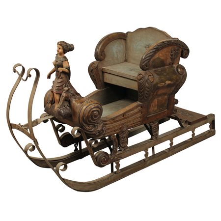 Slitta Legno scolpito e dipinto a motivi ornamentali con figure a rilievo....