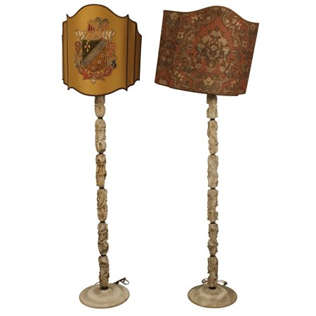 Coppia di piantane Alabastro scolpito a motivi vegetali e ornamentali con...