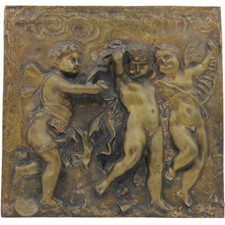 Putti danzanti Bassorilievo in rame dorato. Secolo XIX. Cm 32x32,5