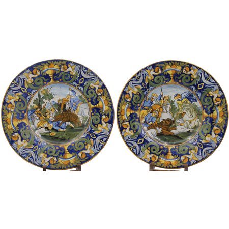 Coppia piatti Maiolica policroma decorati con scene di caccia all'orso. Carlo...